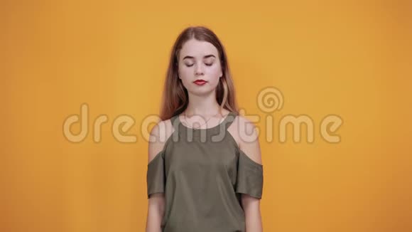 可爱微笑的年轻女子的肖像穿着漂亮的衬衫把手放在下巴下面视频的预览图