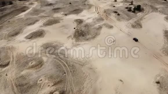 空中飞行黑色越野车骑在沙地路上上景视频的预览图