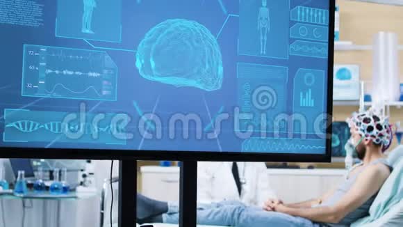 一位病人脑部活动的神经学中心的电视屏幕视频的预览图