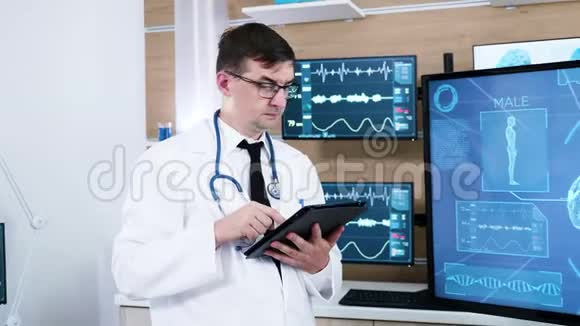 现代神经科学中心的医生在平板电脑上做笔记视频的预览图