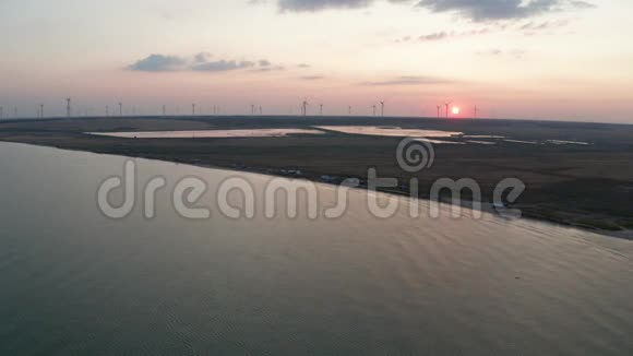 日落时阿佐夫海和风力农场的无人视野视频的预览图