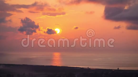 夕阳在海面上的时间流逝视频的预览图