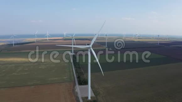 农田间风电场的空中景观视频的预览图