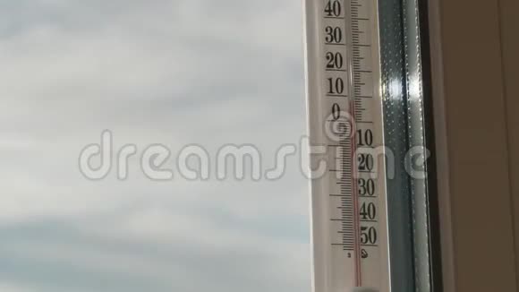 窗外温度温度计及时移天气变化视频的预览图