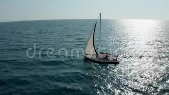 游艇在公海上航行帆船无人驾驶飞机上的游艇游艇视频上面的游艇无人驾驶飞机上的帆船视频的预览图