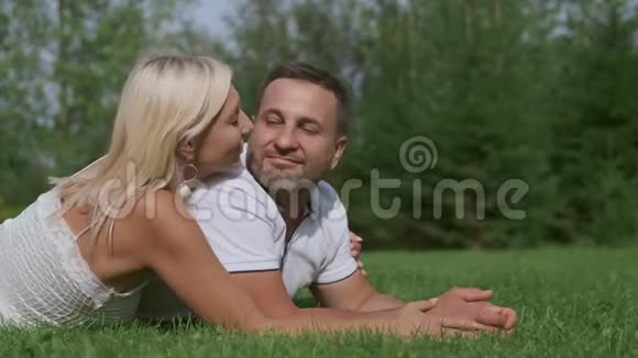 爱的一对男女躺在草地上互相摸鼻子视频的预览图