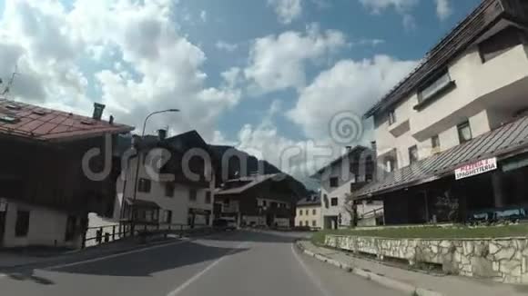 骑摩托车的人在山区公路上穿过狭窄的意大利街道第一人观点视频的预览图