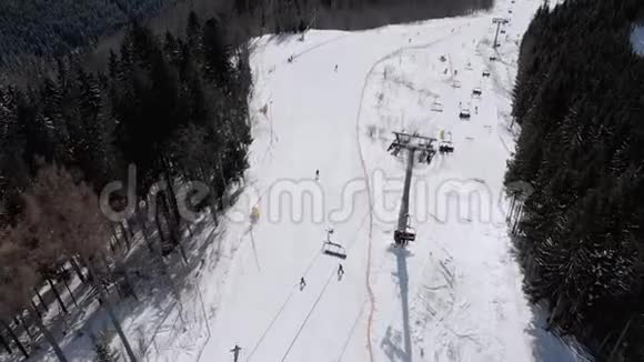 滑雪滑雪场滑雪缆车下滑雪斜坡的鸟瞰图视频的预览图