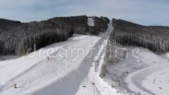 滑雪者的空中视野沿着滑雪场滑雪电梯附近的滑雪坡Bukvel视频的预览图