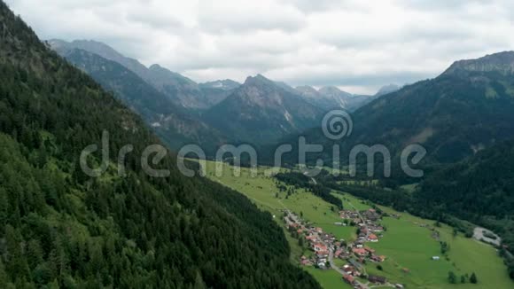 阿尔卑斯山村庄壮丽的空中景色高山乡村与河流视频的预览图