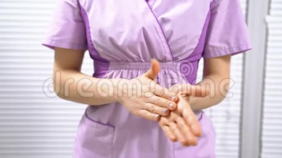 在手术或按摩前应将女性医生或按摩师涂在手上的奶油或油健康和护肤视频的预览图