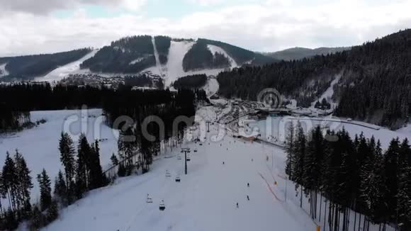 提供有停车场的滑雪胜地的空中景观冬季滑雪板和滑雪板视频的预览图
