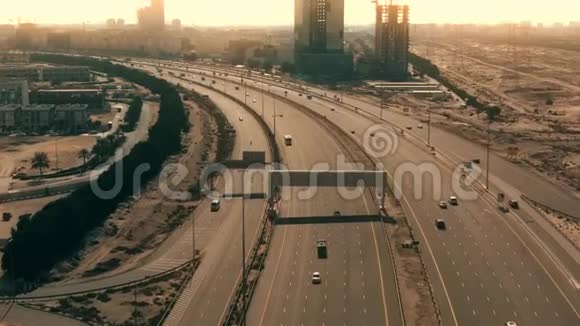 阿联酋迪拜一条弯曲的大公路的鸟瞰图视频的预览图