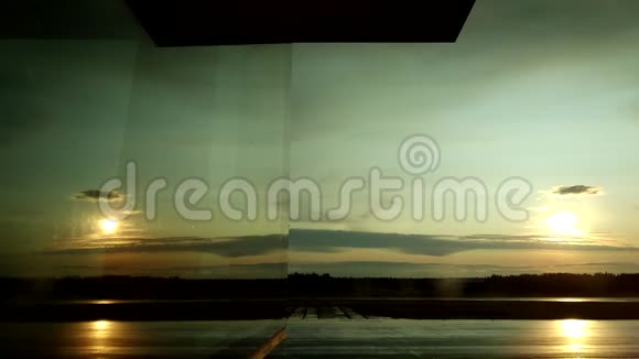 飞机在机场窗口的镜像中起飞视频的预览图