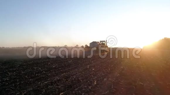 乡村机械或拖拉机在日落场上的农业工程视频的预览图
