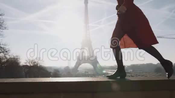 特写美丽幸福的女子穿着红色连衣裙奔跑摆姿势近浪漫阳光的埃菲尔铁塔天空全景慢镜头视频的预览图