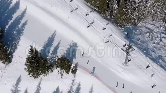 滑雪场滑雪滑台下滑雪滑台的空中景观视频的预览图