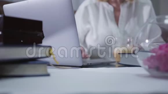 女性白种人成熟的双手特写法式指甲手拿咖啡杯上网高级视频的预览图
