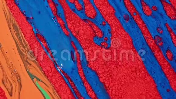 色彩运动表面宏观油漆油红蓝多色慢运动的大宇宙视频的预览图