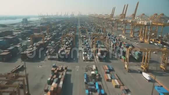 阿联酋迪拜一个集装箱港口的飞机拍摄视频的预览图