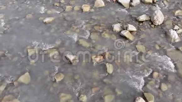 飞过乱石激流的山河视频的预览图