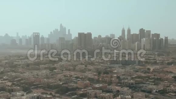 阿联酋迪拜住宅区后摩天大楼轮廓的空中拍摄视频的预览图