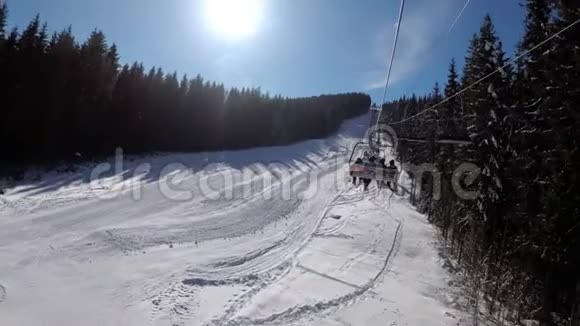 从滑雪椅电梯到滑雪滑雪坡滑雪者滑在滑雪坡滑雪胜地视频的预览图