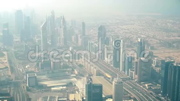 在朦胧的一天迪拜摩天大楼的鸟瞰图阿联酋视频的预览图