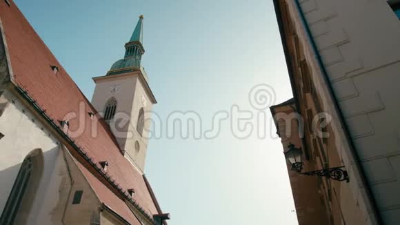 圣马丁大教堂斯洛伐克布拉迪斯拉发的地标教堂4K盘打射击视频的预览图