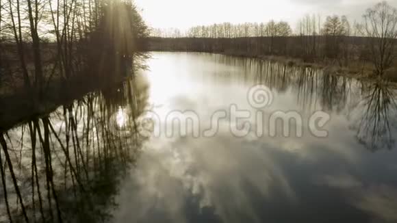 春江上美丽的橙色日落视频的预览图