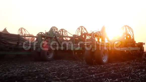 日落时的农业设备自然农场农业用地视频的预览图