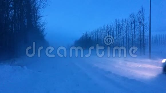 4K镜头冰岛在冬季的大雪风暴在这种天气下道路或航班通常是关闭的视频的预览图