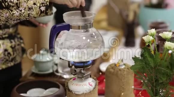 在传统的日本茶道中泡茶视频的预览图