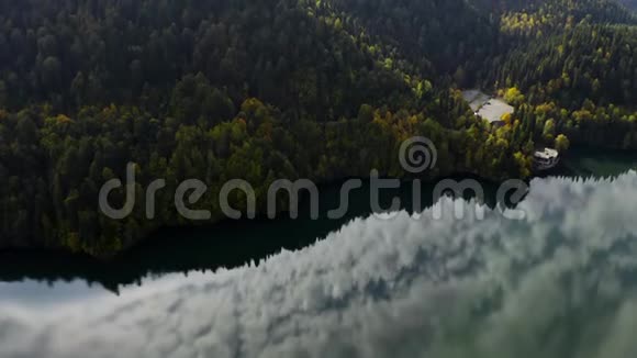 空中拍摄美丽的高山湖里萨速船漂浮夏季从上面看到美丽的里萨湖之间视频的预览图