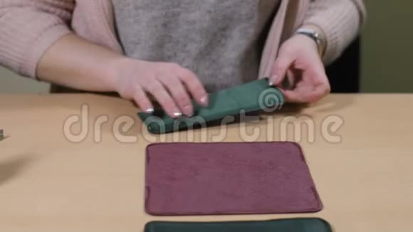 女工手把皮包的部分粘在一起视频的预览图
