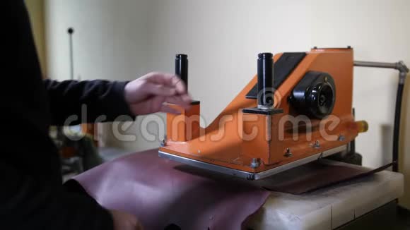 男性用压印机切割皮革图案视频的预览图