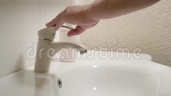 男人用肥皂在水槽里洗手视频的预览图