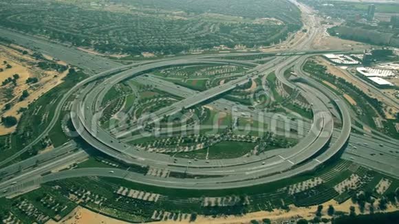 阿联酋迪拜一条绿色的高速公路立交桥的空中拍摄视频的预览图