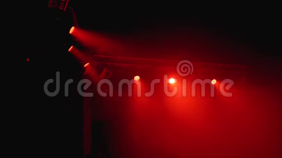 音乐会灯光夜间马戏场音乐会舞台灯光效果视频的预览图