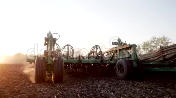 工业农村工作用农业设备在自然农场耕作视频的预览图