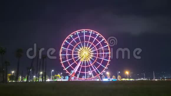 摩天轮在夜间用彩灯旋转视频的预览图