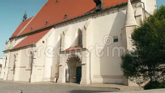 圣马丁大教堂斯洛伐克布拉迪斯拉发的地标教堂4K型倾斜射击视频的预览图