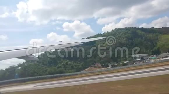 从起飞的飞机俯瞰蓝天下的丘陵景观视频的预览图