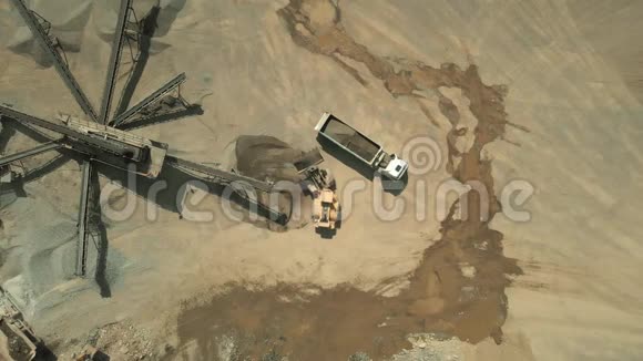 采石场采矿设备的鸟瞰图视频的预览图