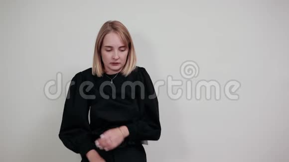 冻僵穿着黑色衣服的年轻女士围巾挽着双手拥抱着自己视频的预览图