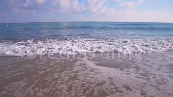 海滩上的海浪夏日的海滨假期心情视频的预览图