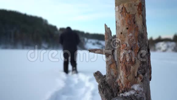 一个垂死的人在雪地里的场景一个憔悴疲惫的人慢慢地走在雪地上视频的预览图