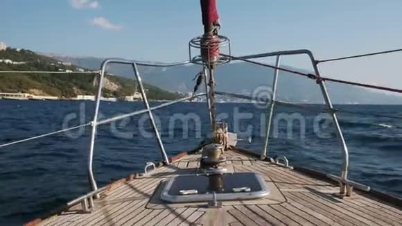 木制游艇游艇的细节在河上移动视频的预览图