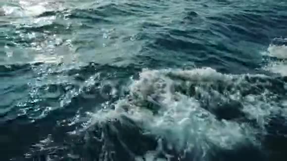 日落时分在海浪中航行HD帆船在爱琴海的帆船上射了进来视频的预览图