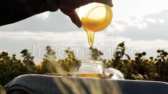 黄金蜂蜜倒入玻璃容器生产有机或天然食品视频的预览图